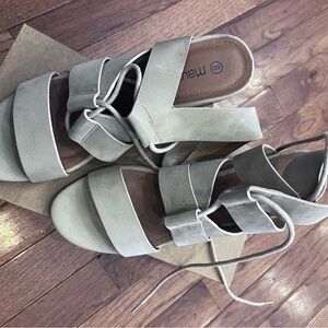 Maurice Ina Cream Strappy Sandals size 8